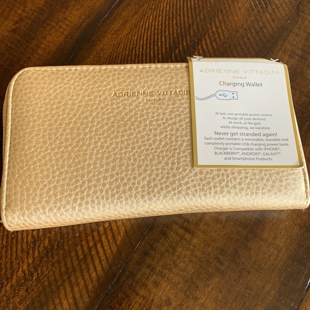 Adrienne Vittadini Charging Wallet